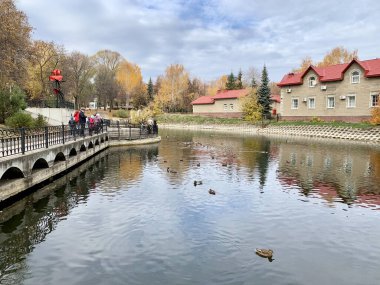Bahçedeki gölete S.T. adını vermişler. Sonbaharda Aksakov. Ufa, Bashkortostan Cumhuriyeti