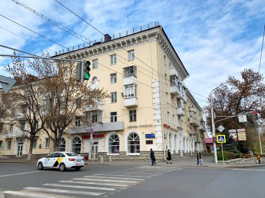 Ufa, Bashkortostan Cumhuriyeti, Rusya, 17 Ekim 2021: Ekim Devrimi caddelerinin kesiştiği yerde beş katlı bir ev, 9 ve Tsyurupy, Ufa 'da 23. Bashkortostan Cumhuriyeti