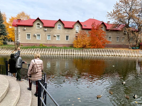 Ufa, Bashkortostan Cumhuriyeti, Rusya, 17 Ekim 2021: İnsanlar S.T. 'den sonra isimlendirilen göldeki ördekleri besliyor. Sonbaharda Aksakov. Ufa, Bashkortostan Cumhuriyeti