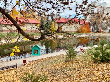Bahçedeki gölete S.T. adını vermişler. Sonbaharda Aksakov. Ufa, Bashkortostan Cumhuriyeti