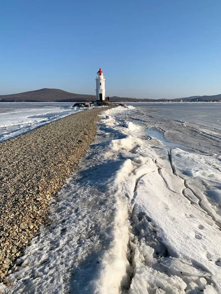 ウラジオストク 晴れた日の冬には スコタ半島 トカレフスカヤ コシュカの先端にあるエガーシェルド灯台 1876年 ストック写真