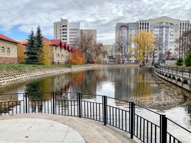 Bahçedeki gölete S.T. adını vermişler. Sonbaharda Aksakov. Ufa, Bashkortostan Cumhuriyeti
