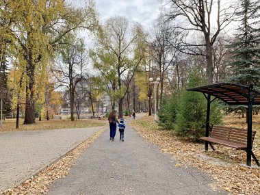  Ufa, Bashkortostan Cumhuriyeti, Rusya, 17 Ekim 2021: S.T. Sonbaharda Aksakov Bahçesi. Ufa, Bashkortostan Cumhuriyeti