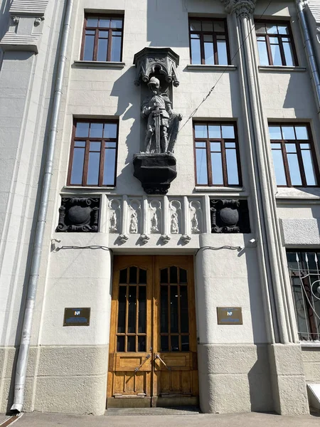 Moscow Russia August 2021 Sculpture Knight Armor Entrance Apartment House — Stock Photo, Image