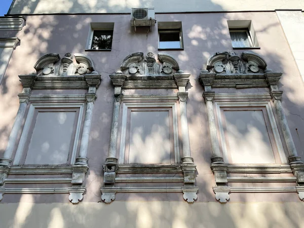 Moscú Rusia Chistoprudny Boulevard Fragmento Fachada Edificio Residencial Con Las — Foto de Stock