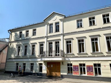 Moskova, Rusya, 18 Ağustos 2021. Güneşli yaz gününde Yenilikçi Eğitim ve Kalkınma Merkezi 