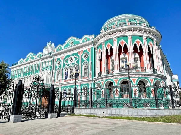 エカテリンブルク ロシア 2021年7月5日 ロシアのエカテリンブルク 19世紀に建てられた歴史的建造物で新ゴシック様式のセヴァスタノフ家住宅 — ストック写真