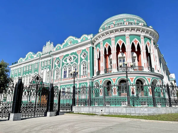 2021年7月5日 俄罗斯叶卡捷琳堡 俄罗斯叶卡捷琳堡 塞瓦斯托诺夫宫 Sevastyanov House 建于19世纪 是一座具有古典主义和新哥特式风格的历史建筑 免版税图库照片