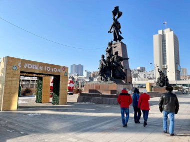 Vladivostok, Rusya, 12 Ocak 2022. Rusya, Vladivostok. Devrimin Savaşçıları Meydanı 'nın yakınındaki Svetlanskaya caddesinde yürüyen insanlar.