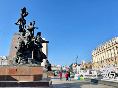 Vladivostok, Rusya, 12 Ocak 2022. Rusya, Vladivostok. Devrimin Savaşçıları Meydanı 'nın yakınındaki Svetlanskaya caddesinde yürüyen insanlar.