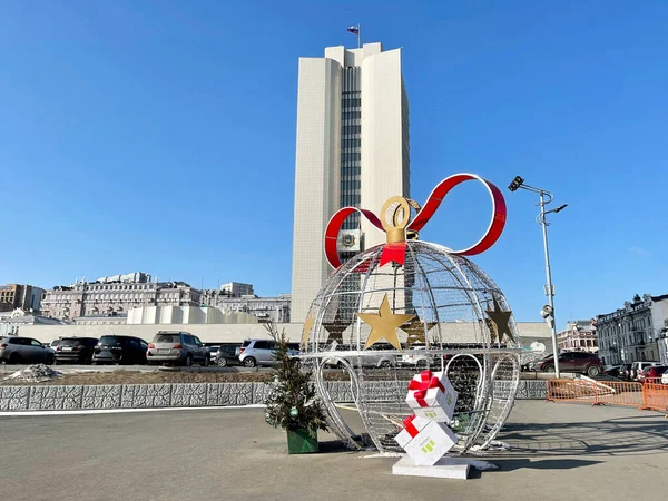Vladivostok Rusia Enero 2022 Gran Bola Alambre Árbol Navidad Fondo —  Fotos de Stock