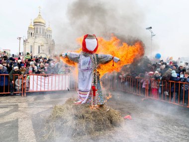 Vladivostok, Rusya, Mart, 01, 2020. Maslenitsa 'nın heykelini yakmak isteyen insanlar. Vladivostok, Sovyetlerin gücü için savaşçılar karesi. Kışı görmek