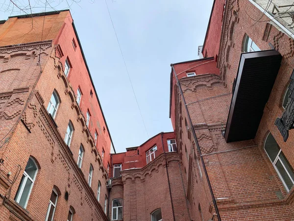 Vladivostok Rusland Maart 2020 Rode Bakstenen Huizen Die Binnenplaats Van — Stockfoto