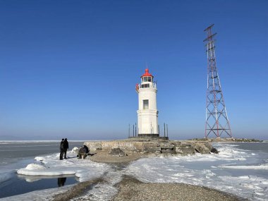 Vladivostok, Rusya, 24 Ocak 2022. Vladivostok. Egersheld Deniz feneri (1876) Shkota yarımadasının ucunda - Tokarevskaya Koshka, güneşli bir günde
