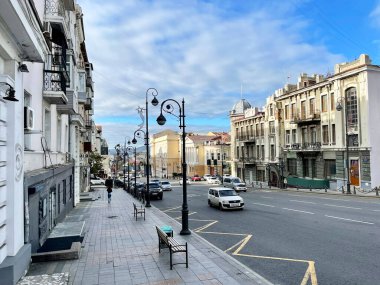 Vladivostok, Rusya, 24 Eylül 2021. Güneşli bir sonbahar gününde Okeansky Bulvarı