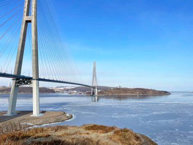 Rusya, Vladivostok. Açık bir kış gününde Rusya Adası 'na köprü