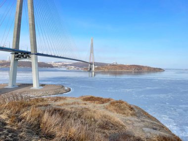 Rusya, Vladivostok. Açık bir kış gününde Rusya Adası 'na köprü