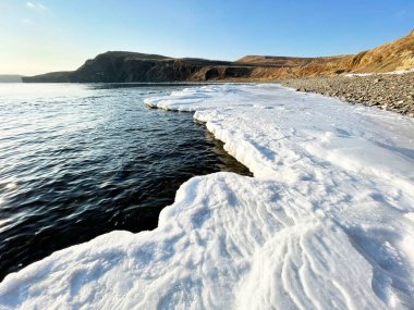 Vladivostok 'taki Rus Adası' ndaki Vyatlin Burnu 'ndan Tobizina Burnu' nun kışın görüntüsü. Rusya