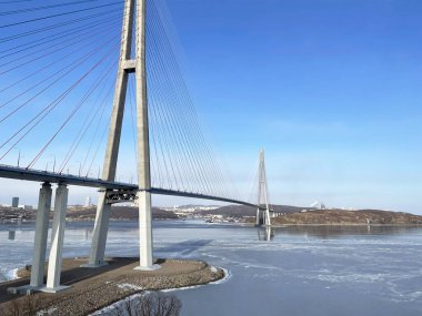 Rusya, Vladivostok. Açık bir kış gününde Rusya Adası 'na köprü