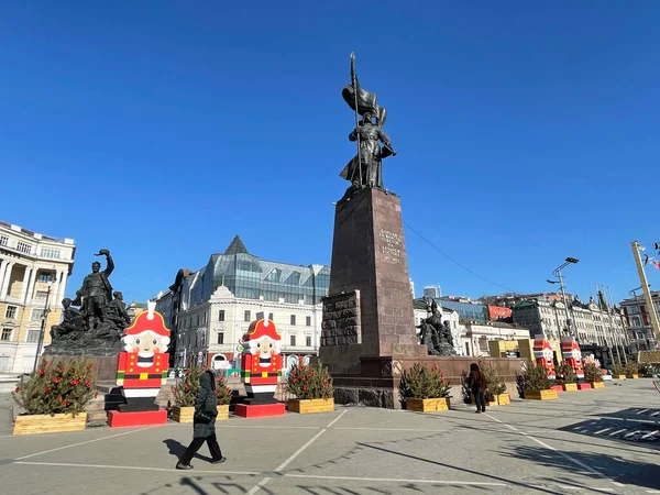 Vladivostok, Rusya, 31 Ocak 2022. Rusya, Vladivostok. Devrimin Savaşçıları Meydanı, 2022 yılına göre dekore edilmiştir.