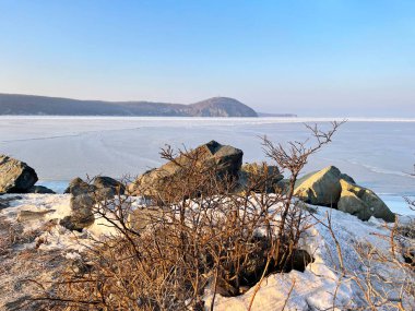 Rusya, Vladivostok. Japonya Denizi 'nin Amur Körfezi' ndeki Elena Adası 'nın kış manzarası.