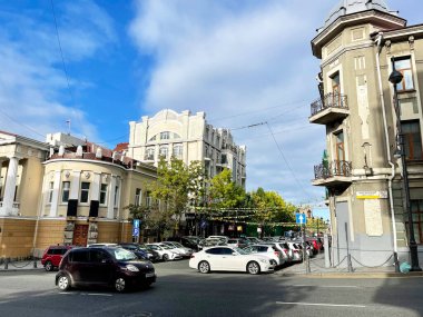 Vladivostok, Rusya, Eylül, 24, 2021 Vladivostokus. Sonbaharda, güneşli bir günde Ocean Avenue 'dan Fokina Caddesi' nin manzarası