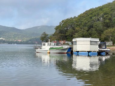 Vladivostok, Rusya, 24 Eylül 2021. Yatlar sonbaharda Novik Körfezi 'ne demirlenir. Vladivostok. Rusça (Rusça) Adası 