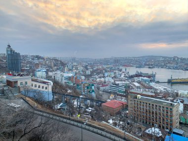 Vladivostok kış sabahı güneşli bir havada. Rusya