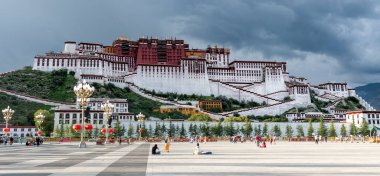 LHASA, TIBET - 17 AĞUSTOS 2018: Çin işgalinden ve Unesco Dünya Mirası Alanından önce Dalai Lama 'nın evi Lhasa' daki Muhteşem Potala Sarayı. 