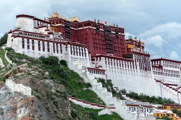 チベット 2018年8月17日 中国の侵略とユネスコ世界遺産の前にダライ ラマの故郷であるラサの壮大なポタラ宮 — ストック写真