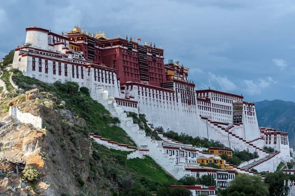 LHASA, TIBET - 17 AĞUSTOS 2018: Çin işgalinden ve Unesco Dünya Mirası Alanından önce Dalai Lama 'nın evi Lhasa' daki Muhteşem Potala Sarayı. 