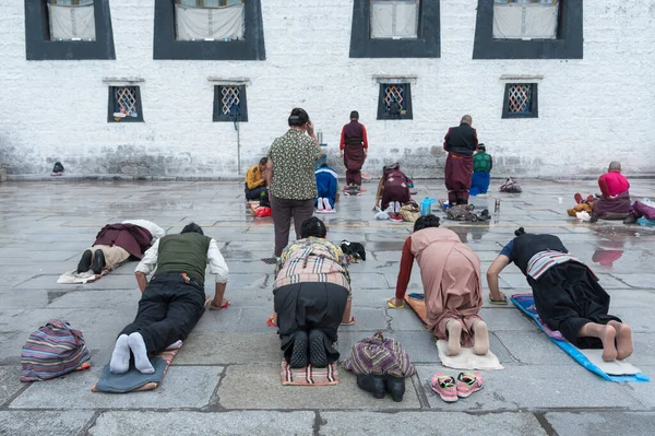 Peregrinos Rezando Adorando Frente Templo Jokhang Templo Budista Praça Barkhor — Fotografia de Stock