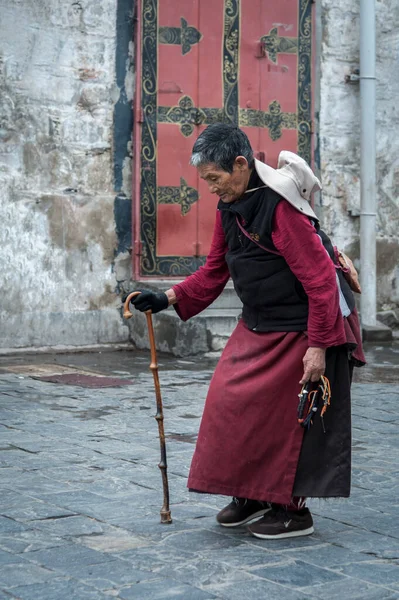 Unidentified Tibetan Pilgrim Performing Barkhor Kora Walking Clockwise Direction Jokhang —  Fotos de Stock