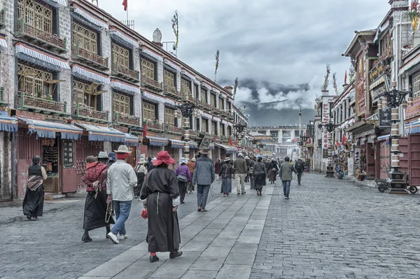 Unidentified Tibetans Pilgrims Performing Barkhor Kora Walking Clockwise Direction Jokhang — ストック写真
