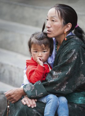 LHASA, TIBET, ÇİN - 17 Ağustos 2018: Tibet 'in Lhasa kentindeki eski Jokhang Tapınağı yakınlarında tipik giysileri olan tanımlanamayan Tibet hacıları
