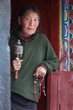 LHASA, TIBET, ÇİN - 17 Ağustos 2018: Tibet 'in Lhasa kentinde dua eden kimliği belirsiz yaşlı Tibetli hacı