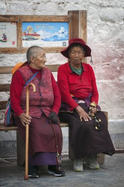 LHASA, TIBET, ÇİN - 17 AĞUSTOS, 17 2018: Jokhang tapınağının önünde hacı ibadeti. Barkhor Meydanı 'ndaki Budist Tapınağı Tibet' teki en kutsal ve önemli tapınaktır..