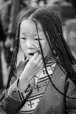 LHASA, TIBET, ÇİN - 17 AĞUSTOS, 2018: Tibet 'in Lhasa kentindeki eski Jokhang Tapınağı yakınlarında tipik giysileri olan tanımlanamayan Tibetli çocuk