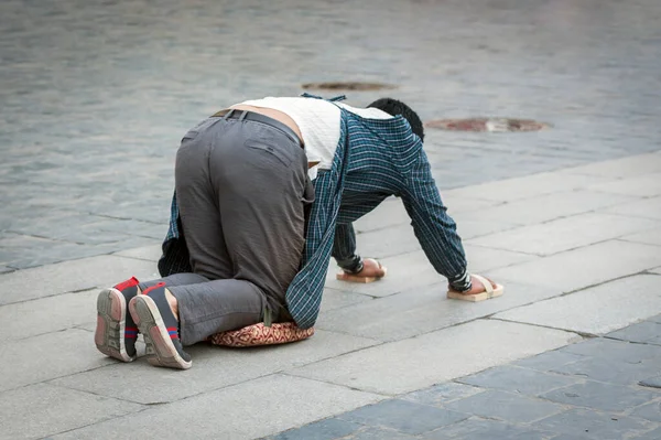 Tibetan Pilgrim Lying Floor Prostrating Herself Doing Barkhor Kora Devotional — Stock Photo, Image