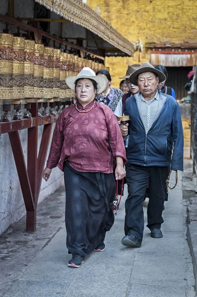 Lhasa Tibet China Agosto 2018 Peregrinos Tibetanos Não Identificados Com — Fotografia de Stock