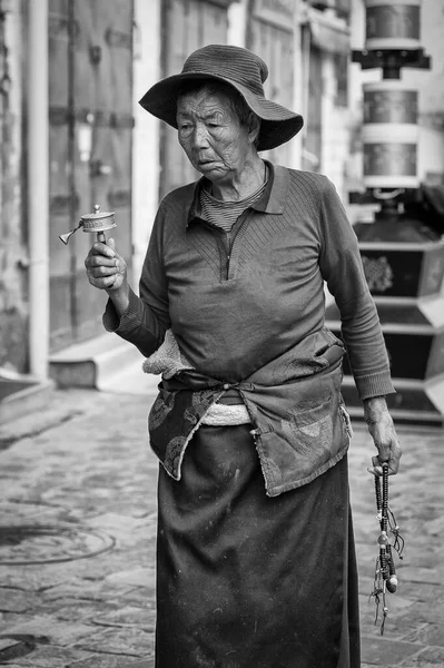 Lhasa Tibet China Agosto 2018 Idosos Peregrinos Tibetanos Não Identificados — Fotografia de Stock