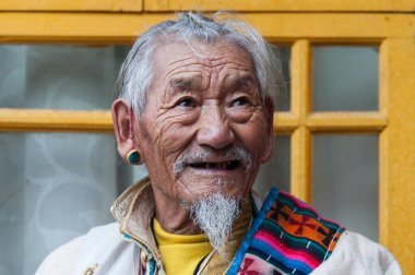 LHASA, TIBET - 18 AĞUSTOS 2018: Tibet Pilgrim Lhasa, Tibet 'teki Jokhang Tapınağı içinde.