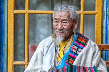 LHASA, TIBET - 18 AĞUSTOS 2018: Tibet Pilgrim Lhasa, Tibet 'teki Jokhang Tapınağı içinde.