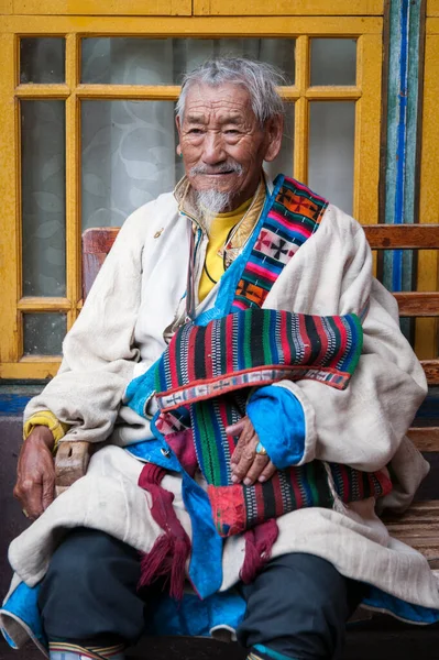 Lhasa Tibet 2018年8月18日 西藏拉萨柔行寺内的西藏朝圣者 — 图库照片