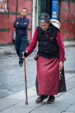 LHASA, TIBET, ÇİN - 17 AĞUSTOS 2018: Tanımlanamayan Tibetliler Kora 'yı (Jokhang Tapınağı' nın etrafında saat yönünde yürüyen))