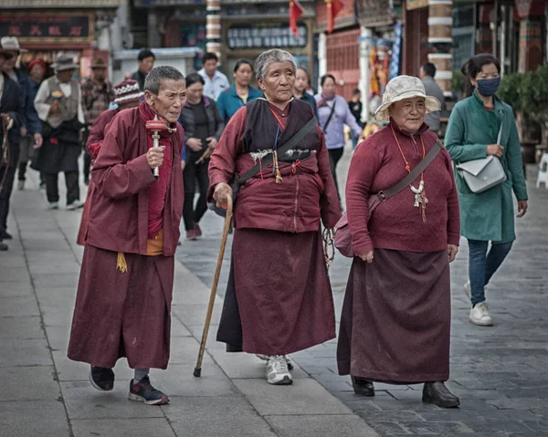 Lhasa Tibet China Agosto 2018 Peregrinos Tibetanos Identificados Realizando Barkhor —  Fotos de Stock