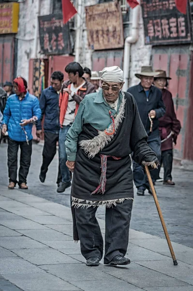 Lhasa Tibet China August 2018 不明身份的西藏朝圣者表演Barkhor Kora 沿着大昭寺的顺时针方向行走 — 图库照片