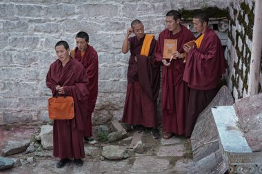 LHASA, TIBET, ÇİN - 17 AĞUSTOS 2018: Wangbur Dağı 'nın tepesindeki Ganden Manastırı' ndaki Tibetli keşişler, Lhasa Tibet 