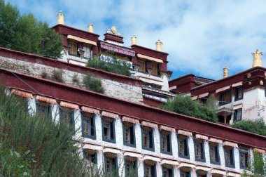 LHASA, TIBET, ÇİN - 17 Ağustos 2018: Wangbur Dağı 'nın tepesinde yer alan Ganden Manastırı, Tibet' in 