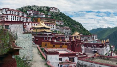 LHASA, TIBET, ÇİN - 17 Ağustos 2018: Wangbur Dağı 'nın tepesinde yer alan Ganden Manastırı, Tibet' in 